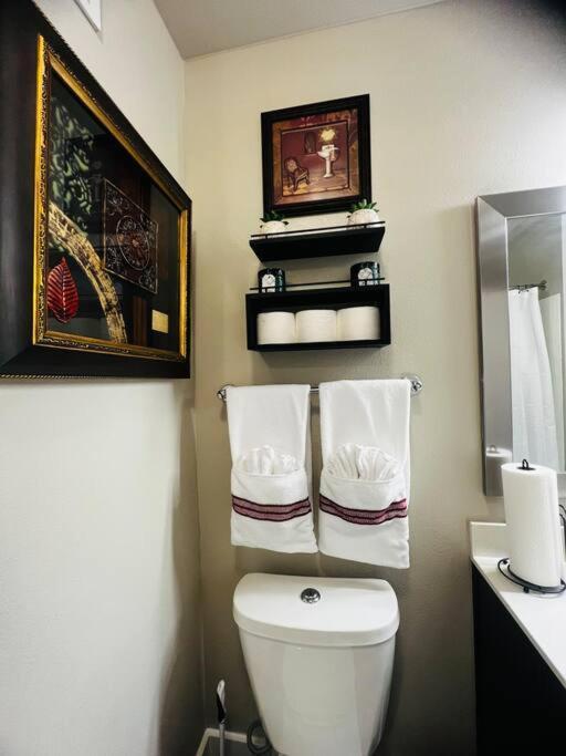 Getaway! Book Now! In The Heart Of Dallas! Great Location! Apartment