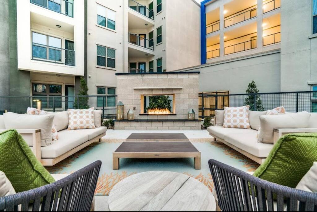 Getaway! Book Now! In The Heart Of Dallas! Great Location! Apartment *