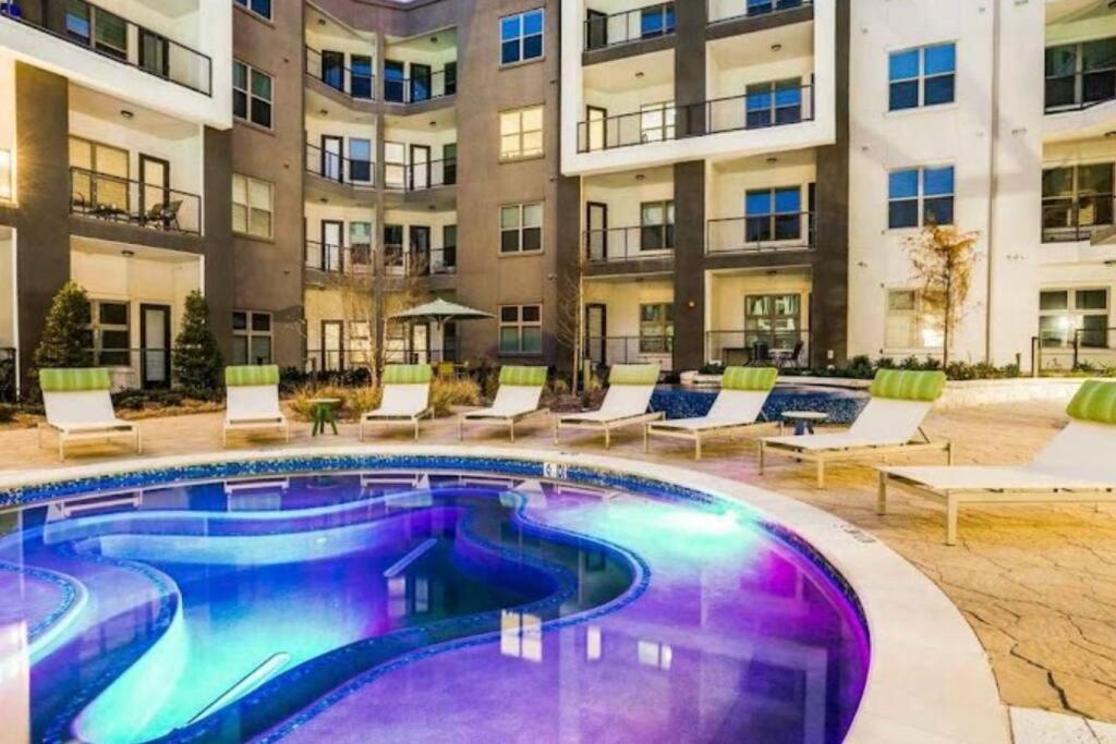 Apartment Getaway! Book Now! In The Heart Of Dallas! Great Location! *