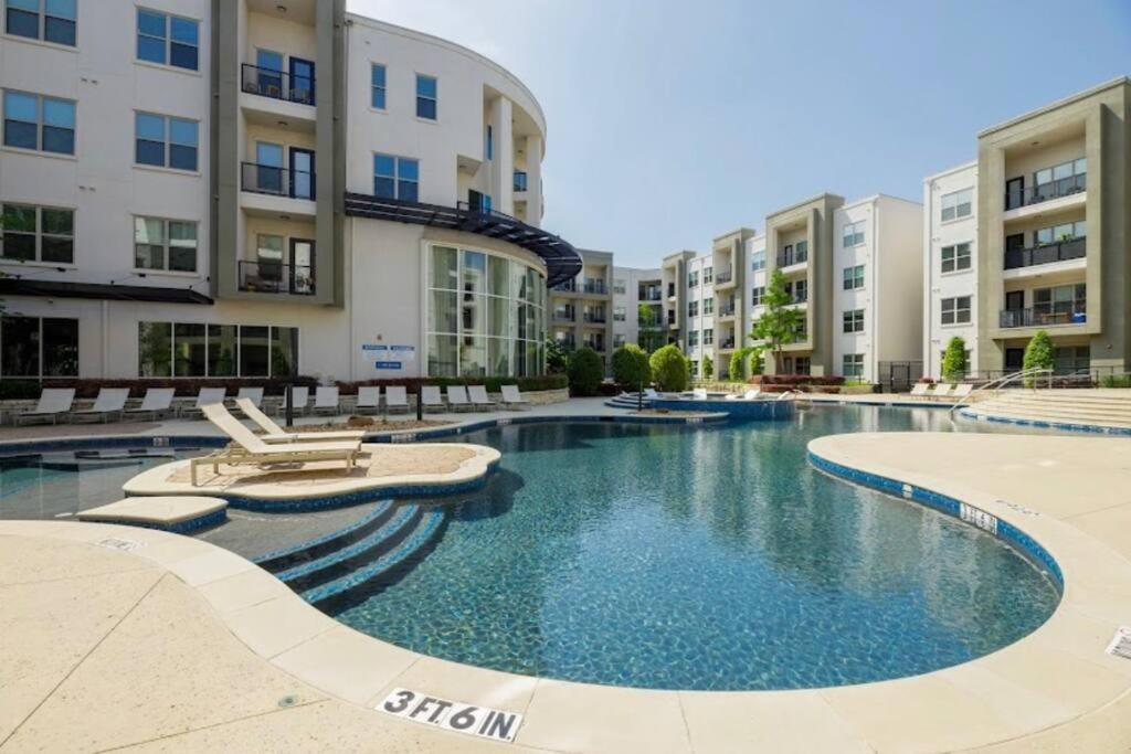 Apartment Getaway! Book Now! In The Heart Of Dallas! Great Location! *