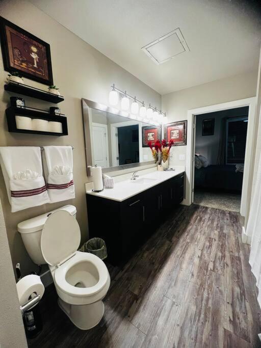 Getaway! Book Now! In The Heart Of Dallas! Great Location! Apartment