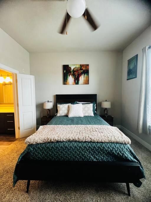 Apartment Getaway! Book Now! In The Heart Of Dallas! Great Location!